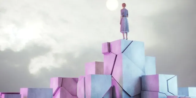 Γυναίκα στην κορυφή σπασμένων κύβων