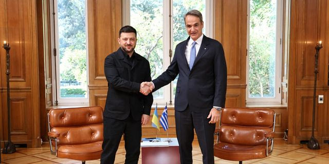 Η θερμή χειραψία του Κυριάκου Μητσοτάκη με τον Βολοντίμιρ Ζελένσκι