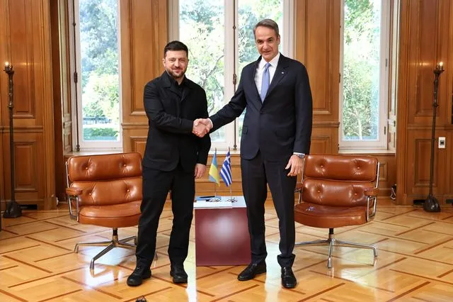 Η θερμή χειραψία του Κυριάκου Μητσοτάκη με τον Βολοντίμιρ Ζελένσκι