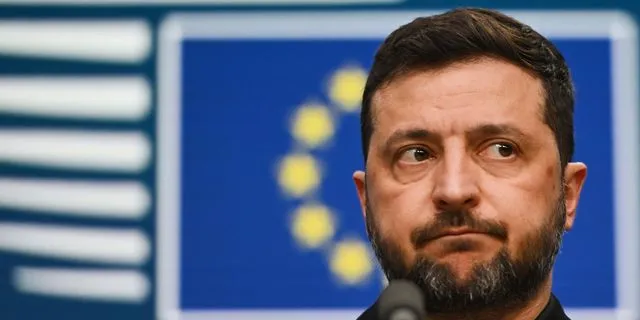 Ο Βολοντίμιρ Ζελένσκι, μπροστά από τη σημαία της Ευρωπαϊκής Ένωσης