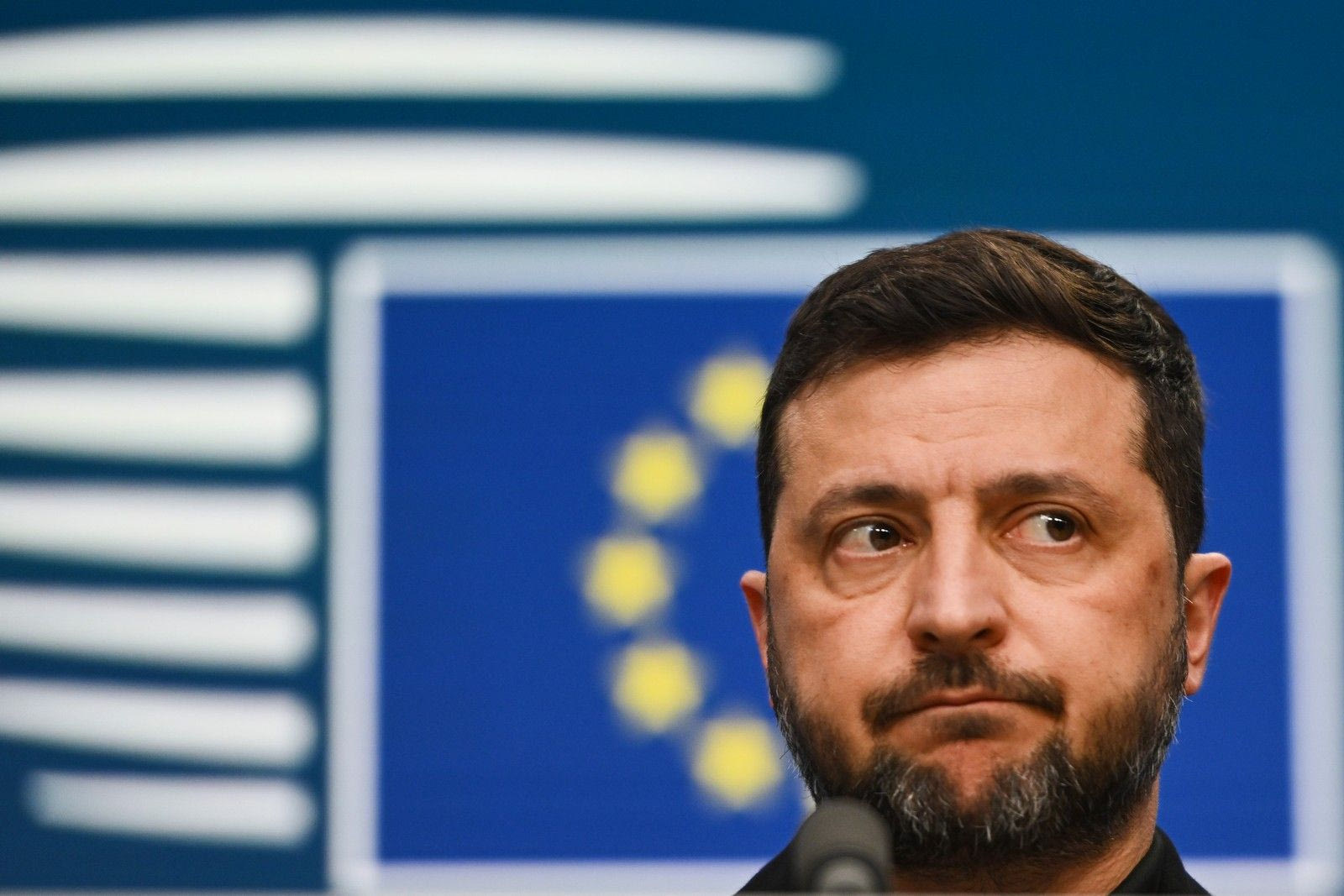 Ο Βολοντίμιρ Ζελένσκι, μπροστά από τη σημαία της Ευρωπαϊκής Ένωσης