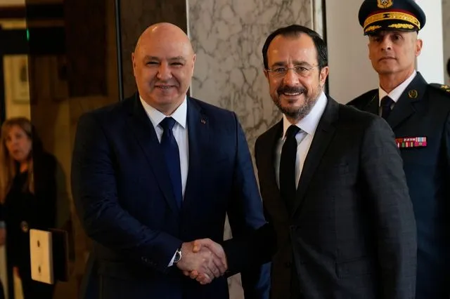 Τζοτζέφ Αούν, Νίκος Χριστοδουλίδης