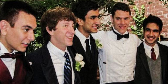 Ο Φίλιππος Σιδήρογλου με τον Ζόραν Μαμντάνι στη γιορτή αποφοίτησης στο Λύκειο Bronx Science το 2010.