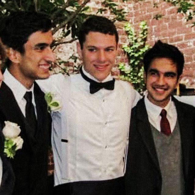 Ο Φίλιππος Σιδήρογλου με τον Ζόραν Μαμντάνι στη γιορτή αποφοίτησης στο Λύκειο Bronx Science το 2010.