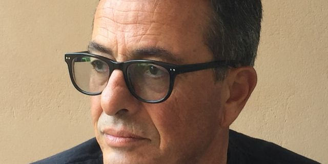 Ο Παύλος Μεθενίτης έκοψε μαχαίρι το τσιγάρο κι έγραψε μια πειραγμένη αυτοβιογραφία