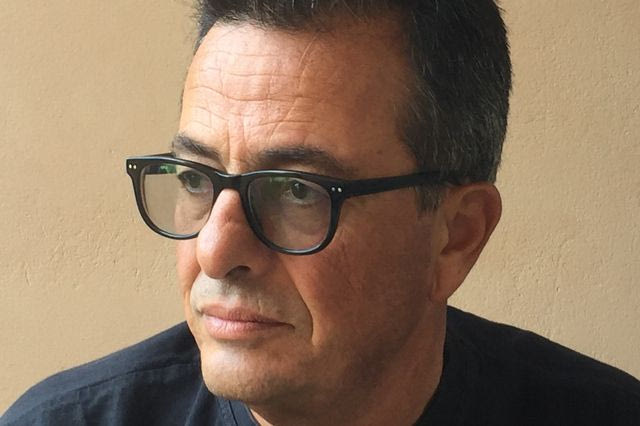 Ο Παύλος Μεθενίτης έκοψε μαχαίρι το τσιγάρο κι έγραψε μια πειραγμένη αυτοβιογραφία