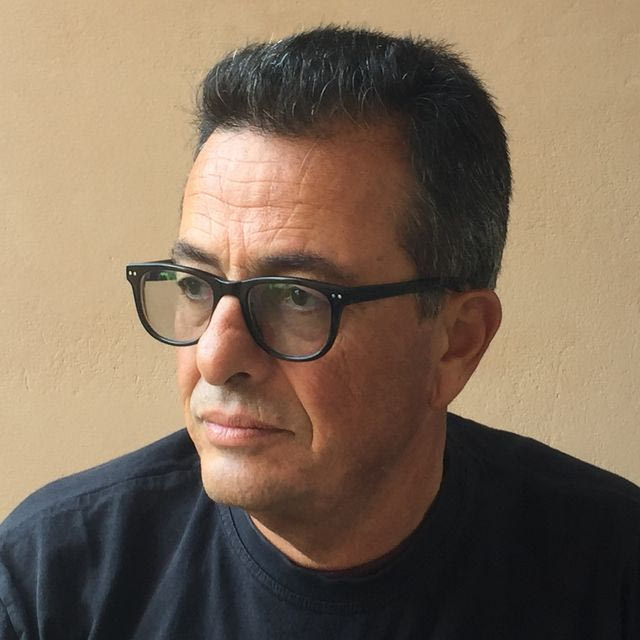 Ο Παύλος Μεθενίτης έκοψε μαχαίρι το τσιγάρο κι έγραψε μια πειραγμένη αυτοβιογραφία