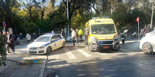 Τροχαίο έξω από το Μαξίμου – Οδηγός παρέσυρε ηλικιωμένο και έπεσε σε δέντρο
