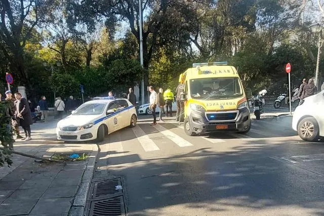 Τροχαίο έξω από το Μαξίμου – Οδηγός παρέσυρε ηλικιωμένο και έπεσε σε δέντρο