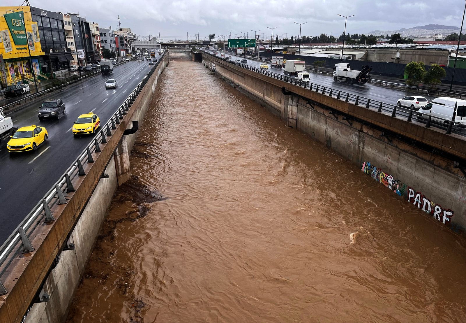 Πώς θα κινηθεί η κακοκαιρία τις επόμενες ώρες – Φόβοι στην Ελευσίνα για υπερχείλιση