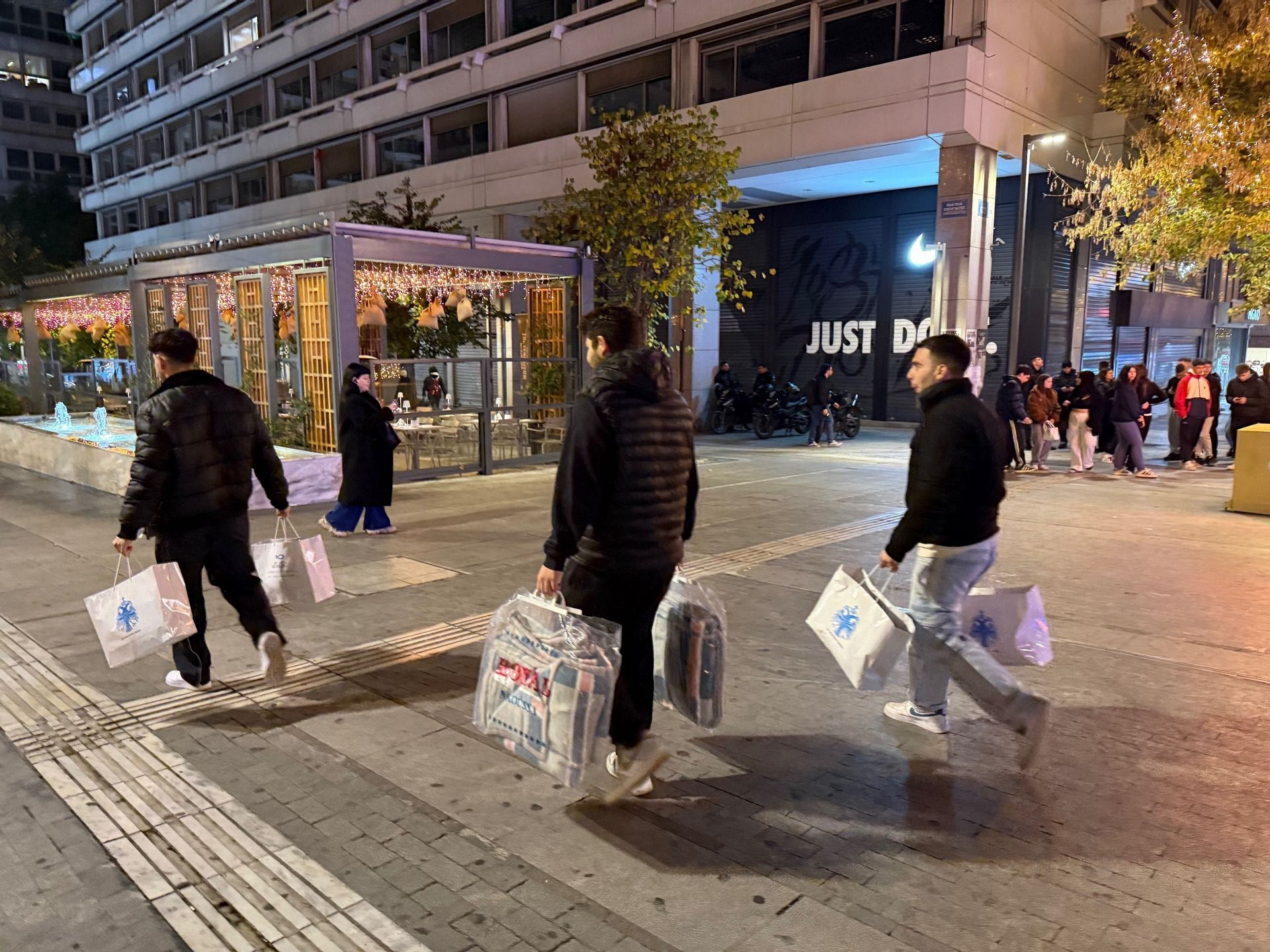 Φοιτητές ΑΕΙ με την «ΑΠΟΣΤΟΛΗ» και «ΝΕΟΤΗΤΑ» της Ιεράς Αρχιεπισκοπής Αθηνών μοιράζουν δέματα αγάπης σε αστέγους