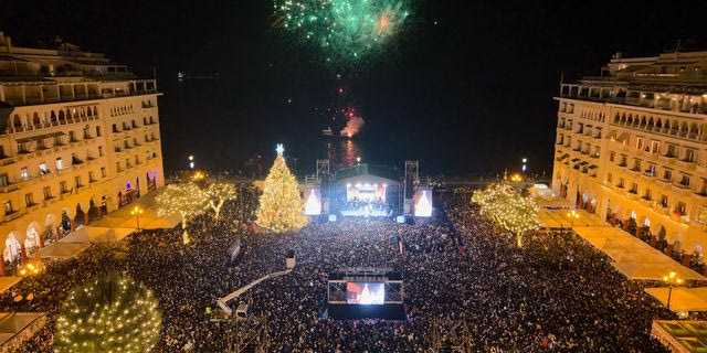 Θεσσαλονίκη: Πλημμύρισε από κόσμο η Αριστοτέλους για το άναμμα του χριστουγεννιάτικου δέντρου