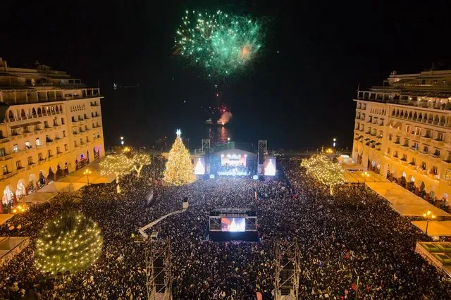 Θεσσαλονίκη: Πλημμύρισε από κόσμο η Αριστοτέλους για το άναμμα του χριστουγεννιάτικου δέντρου