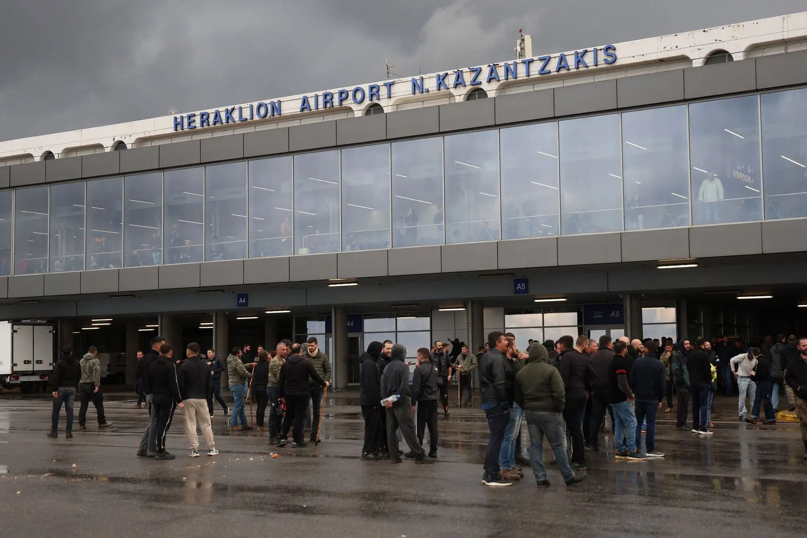 Συνεδριάζουν οι αγρότες - Κλειστό ως τις 11 το αεροδρόμιo Ηρακλείου, άνοιξε στα Χανιά