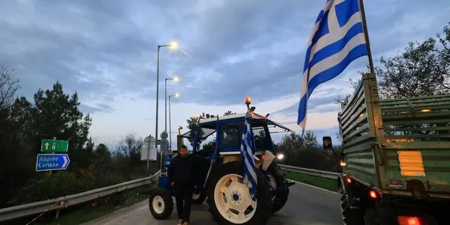 Αγρότες σε μπλόκο στη Λάρισα