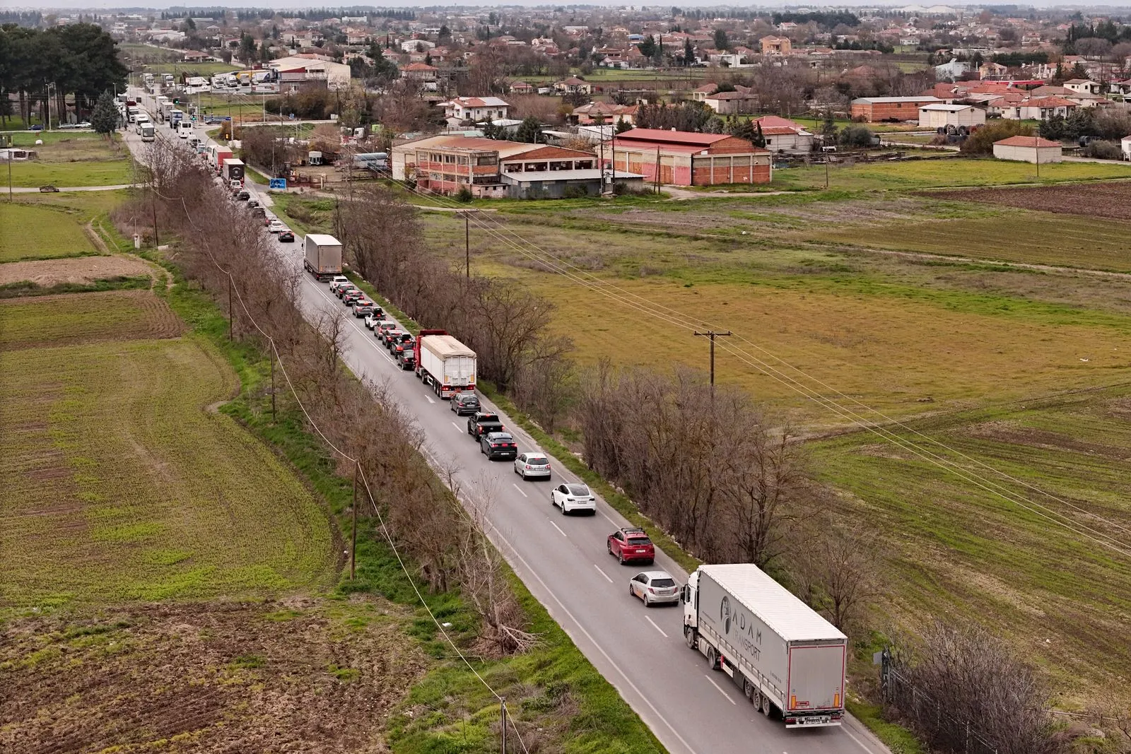 Μπλόκα: Ουρές χιλιομέτρων στις εθνικές οδούς - Δόθηκε δεύτερη λωρίδα σε Κάστρο και Θήβα