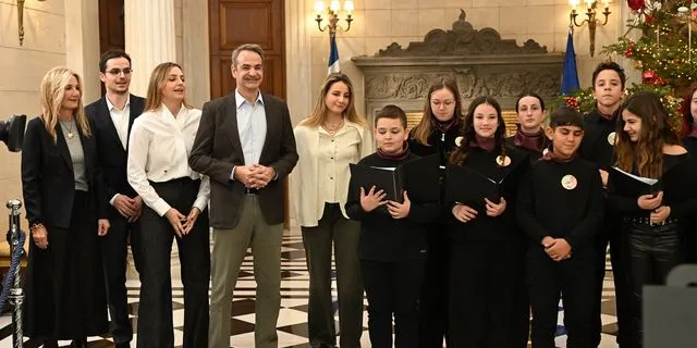 Ο Κυριάκος Μητσοτάκης άκουσε τα κάλαντα από το Μουσικό Σχολείο Αλίμου