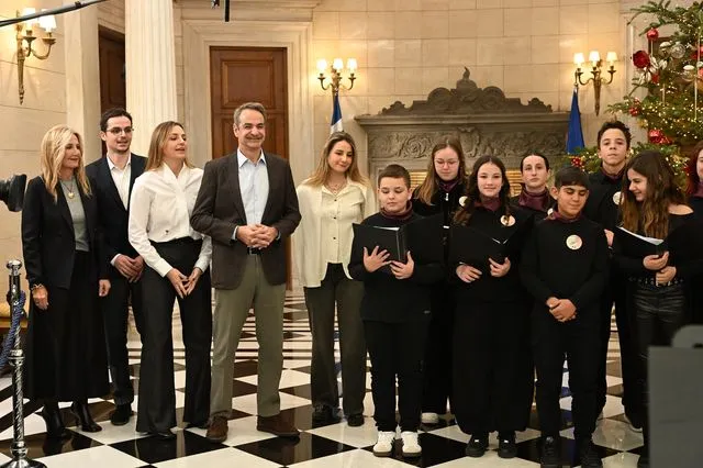 Ο Κυριάκος Μητσοτάκης άκουσε τα κάλαντα από το Μουσικό Σχολείο Αλίμου