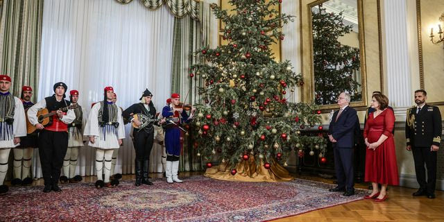 Τα χριστουγεννιάτικα κάλαντα στον Πρόεδρο της Δημοκρατίας και οι ευχές για καλές γιορτές