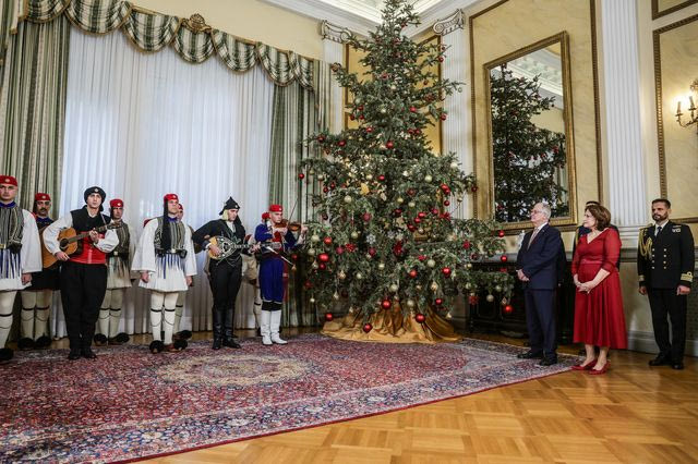 Τα χριστουγεννιάτικα κάλαντα στον Πρόεδρο της Δημοκρατίας και οι ευχές για καλές γιορτές