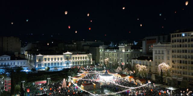 “Νύχτα των Ευχών”: Χιλιάδες φαναράκια φώτισαν τον Αττικό ουρανό