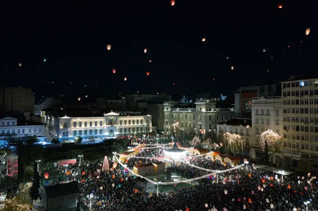 “Νύχτα των Ευχών”: Χιλιάδες φαναράκια φώτισαν τον Αττικό ουρανό