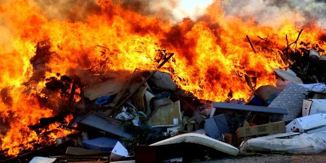 Φωτιά σε απορρίμματα κοντά στη Σχολή Δικαστών στη Θεσσαλονίκη