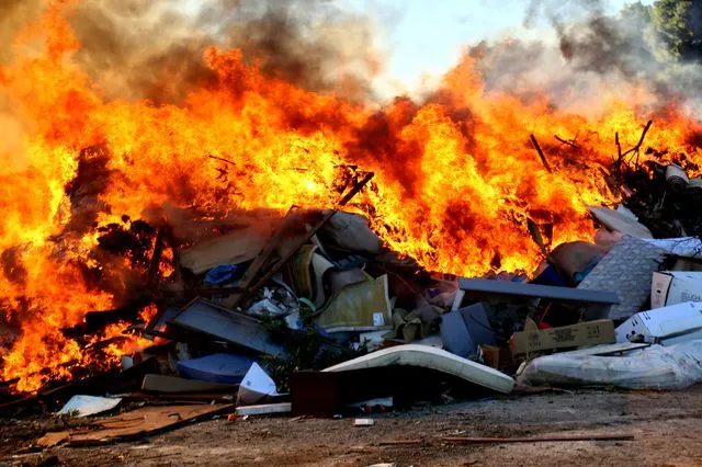 Φωτιά σε απορρίμματα κοντά στη Σχολή Δικαστών στη Θεσσαλονίκη