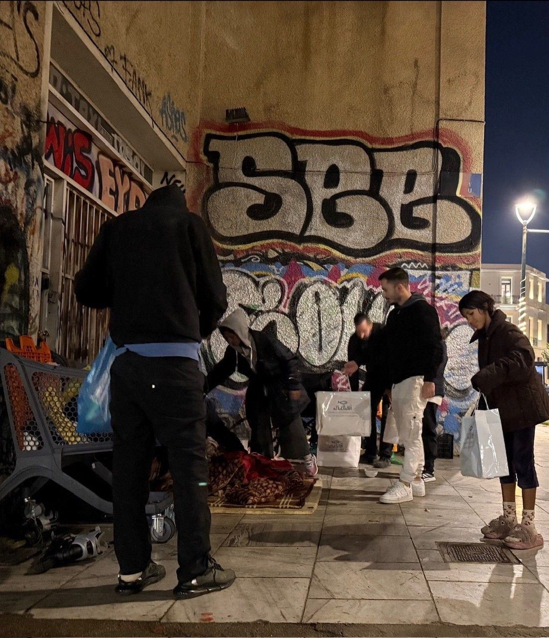 Φοιτητές ΑΕΙ με την «ΑΠΟΣΤΟΛΗ» και «ΝΕΟΤΗΤΑ» της Ιεράς Αρχιεπισκοπής Αθηνών μοιράζουν δέματα αγάπης σε αστέγους