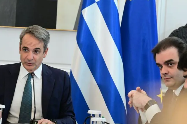 Μητσοτάκης, Πιερρακάκης και σκορποχώρι: Πάλι δεξιά η λύση…