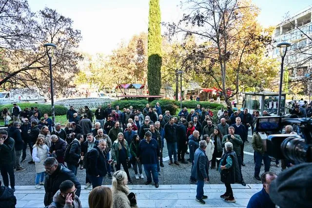 Συγκέντρωση αλληλεγγύης στους συλληφθέντες αγρότες έξω από τα δικαστήρια Λάρισας