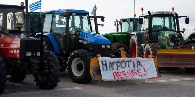 Αγρότες: Έκλεισε η Εθνική Οδός στα Μάλγαρα και στα δύο ρεύματα
