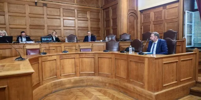 Στις Βρυξέλλες τους συλλαμβάνουν, εδώ απολαμβάνουν τον φραπέ τους…
