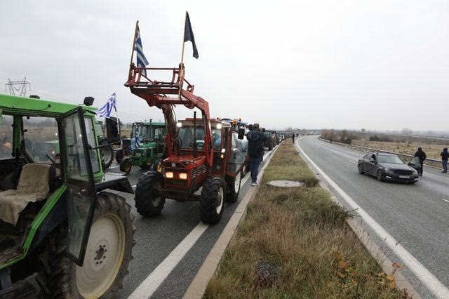Μπλόκο αγροτών 500 μέτρα από το τελωνείο Εξοχής – Άνοιξε ο Προμαχώνας