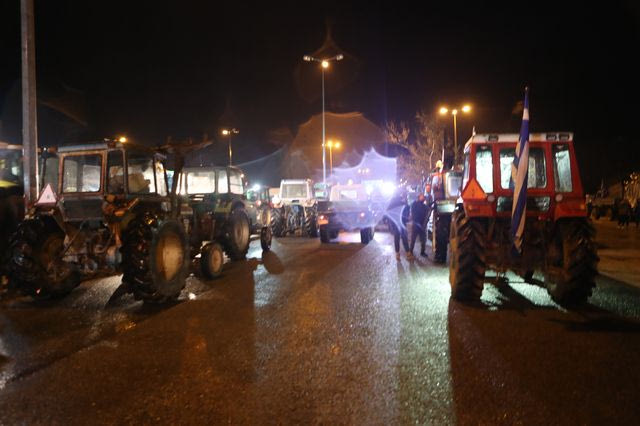 Στο τελωνείο του Προμαχώνα οι αγρότες – Ενισχύονται τα μπλόκα σε όλη τη χώρα