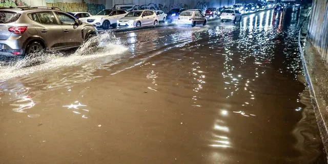 Κακοκαιρία Byron: Ποτάμια οι δρόμοι και εγκλωβισμένοι οδηγοί – Συγκλονιστικά βίντεο