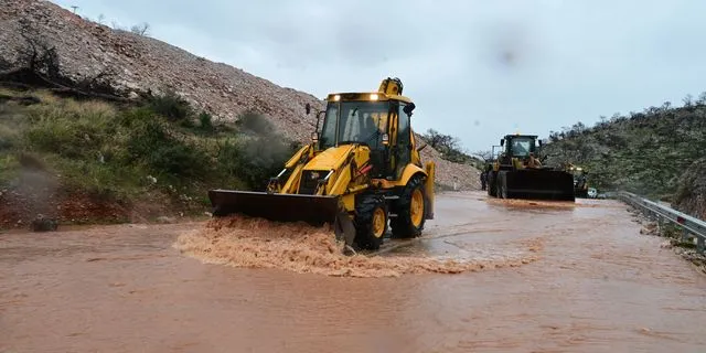 Πλημμύρες στη Μάνδρα από την κακοκαιρία "Byron