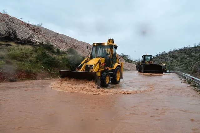 Πλημμύρες στη Μάνδρα από την κακοκαιρία "Byron