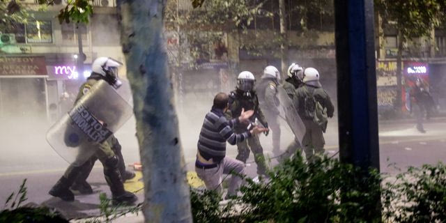 Επεισόδια μετά την ολοκλήρωση της πορείας για τα 17 χρόνια από τη δολοφονία του 15χρονου μαθητή Αλέξανδρου Γρηγορόπουλου. Σάββατο 6 Δεκεμβρίου 2025