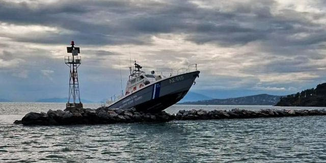 Βόλος: Σκάφος του Λιμενικού προσέκρουσε σε βράχια – Βίντεο