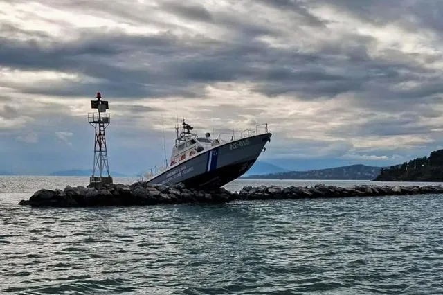 Βόλος: Σκάφος του Λιμενικού προσέκρουσε σε βράχια – Βίντεο