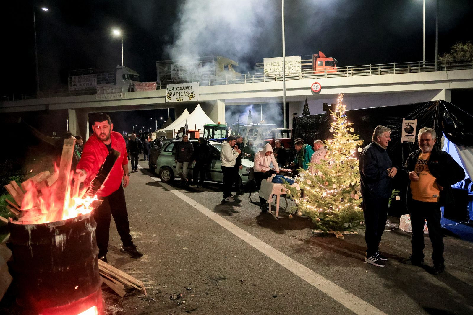 Το μπλόκο των αγροτών στη Νίκαια Λάρισας