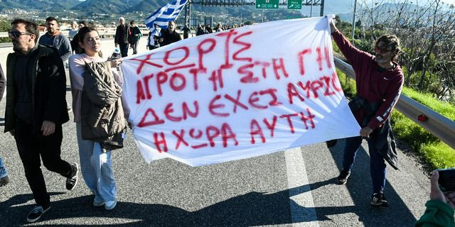 “Δε φοβόμαστε” φωνάζουν οι αγρότες και καταγγέλλουν αστυνομοκρατία στα μπλόκα