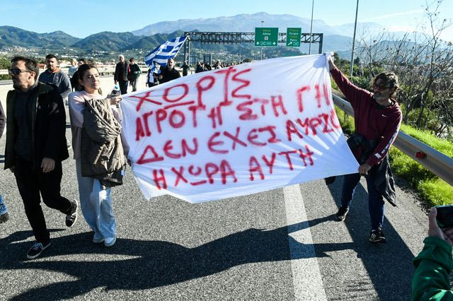 “Δε φοβόμαστε” φωνάζουν οι αγρότες και καταγγέλλουν αστυνομοκρατία στα μπλόκα