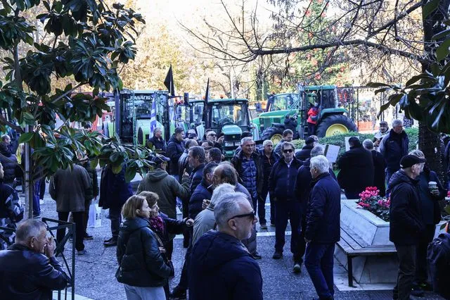 Συγκέντρωση αγροτών με τρακτέρ έξω από το Δικαστικό Μέγαρο Λάρισας