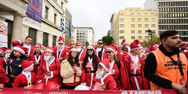 Athens Santa Run 2025: “Πλημμύρισε” από Αϊ-Βασίληδες η Αθήνα – Φωτογραφίες, βίντεο