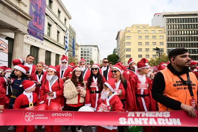 Athens Santa Run 2025: “Πλημμύρισε” από Αϊ-Βασίληδες η Αθήνα – Φωτογραφίες, βίντεο