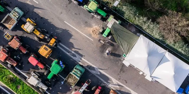 Χριστούγεννα στα μπλόκα κάνουν οι αγρότες – Ομαλά διεξάγεται η κυκλοφορία