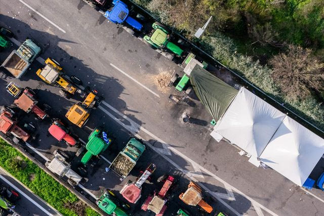 Χριστούγεννα στα μπλόκα κάνουν οι αγρότες – Ομαλά διεξάγεται η κυκλοφορία