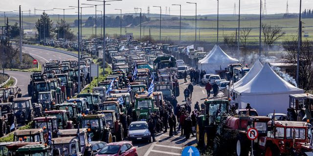 Αγρότες σε Μαρινάκη: Η κυβέρνηση βρήκε πρόθυμους για να σπάσει τα μπλόκα